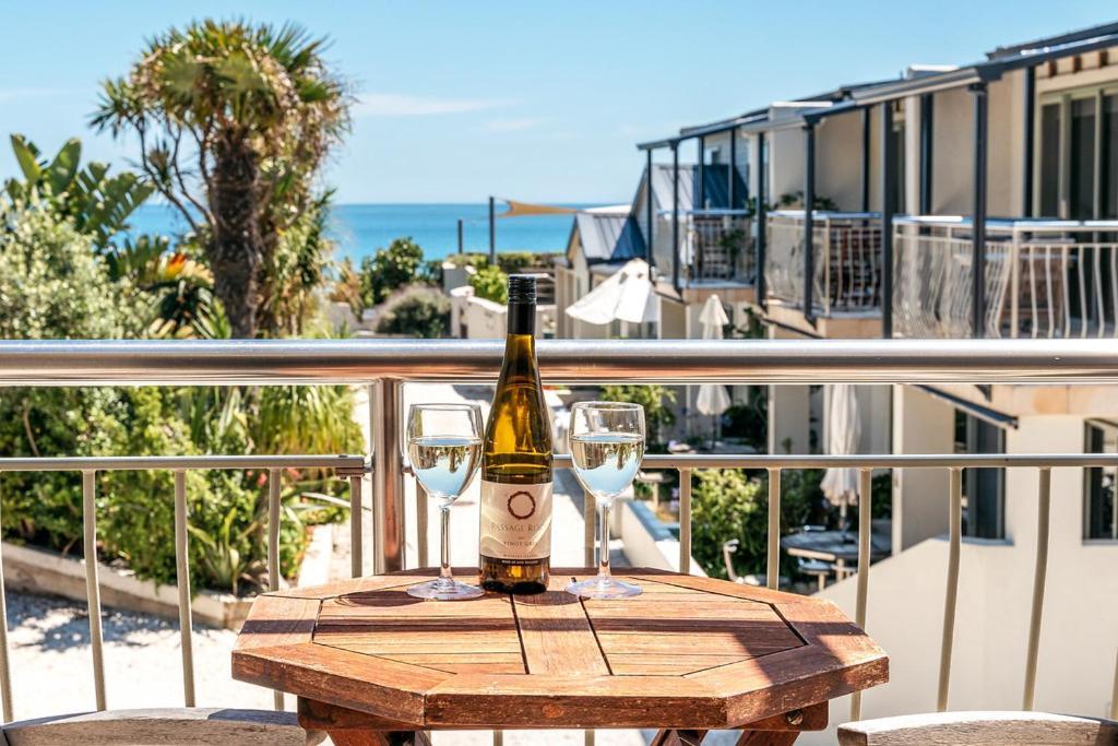 Onetangi Beach Apartments Екстер'єр фото