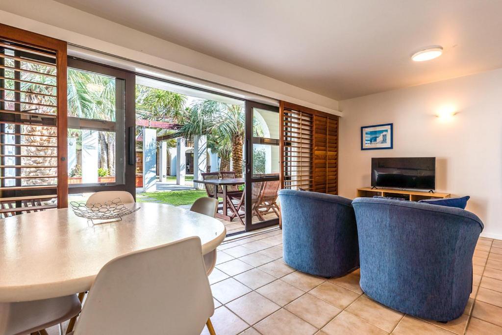Onetangi Beach Apartments Екстер'єр фото