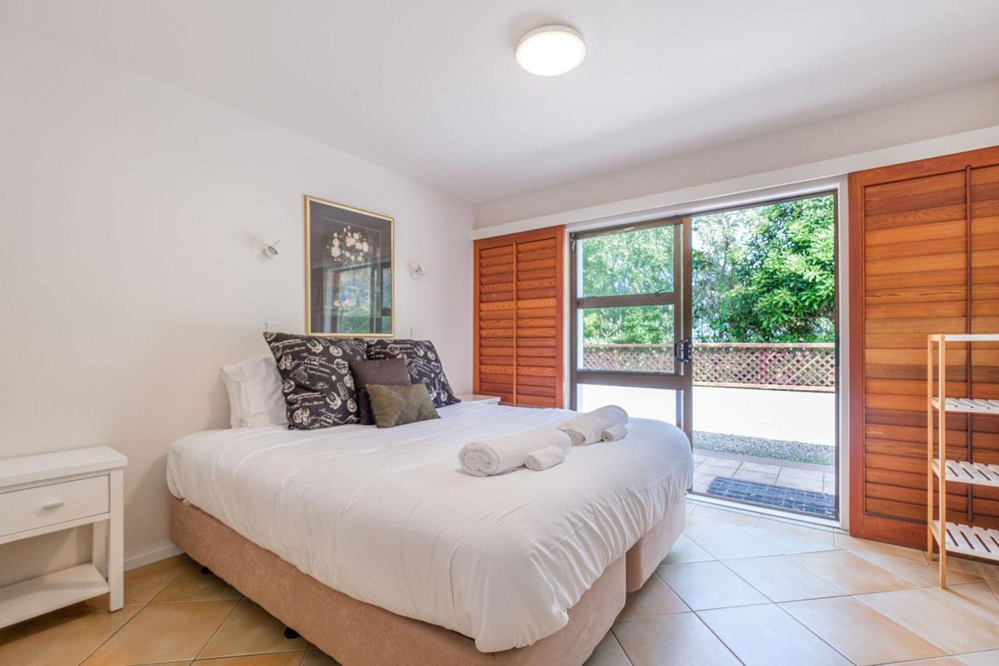 Onetangi Beach Apartments Екстер'єр фото