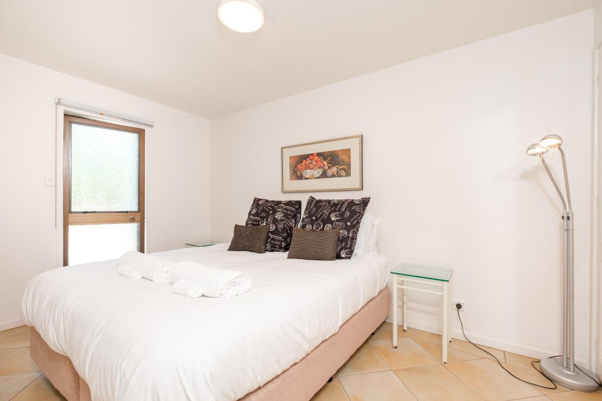 Onetangi Beach Apartments Екстер'єр фото